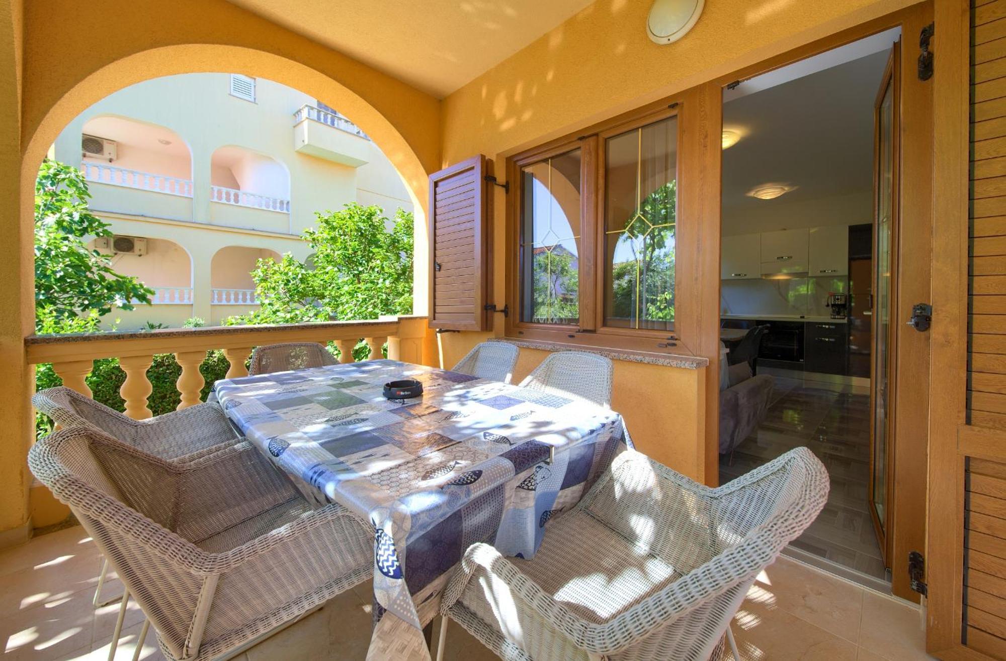 Apartment Bazina - Airconditioning, Parking, 500M From The Beach Krk Town Exterior foto